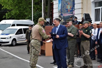 Министр Украины вручил одесским полицейским сертификаты на 30 миллионов для машин и еще 4 - на капитальный ремонт (фото)