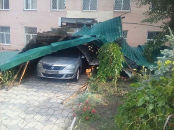Непогода в Запорожской области: поврежденное авто и снесенная крыша