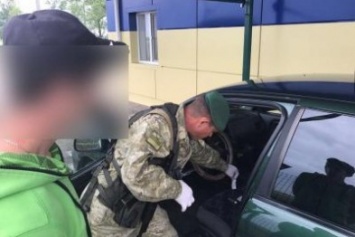 Одесские стражи закона раскрыли нарколабораторию с помощью... перчатки (ВИДЕО)