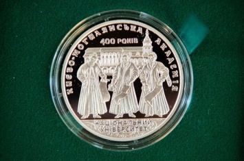 НБУ ввел в оборот две новые памятные монеты