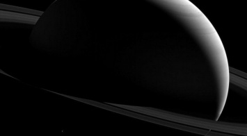 Агентство NASA показало темную сторону Сатурна