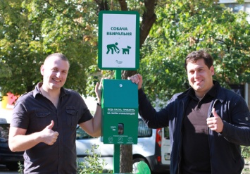 В парках Русановки установили урны для собачьих дел