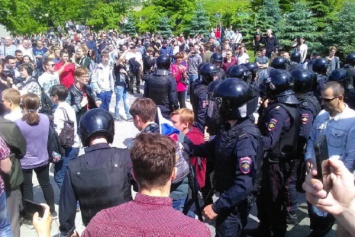 Протесты Навального начались: в двух городах России аресты и драки