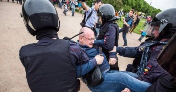 В России уже задержали более 1650 протестующих (Фото)