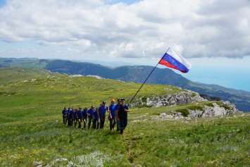 На вершине Чатыр-Дага третий год подряд взвивается российский триколор (ФОТО)