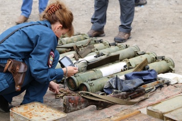В Алчевске неизвестные "утопили" в местном пруду целый арсенал оружия и боеприпасов (Фото)