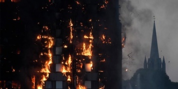 Появились кадры пожара 27-этажной жилой башни на востоке Лондона