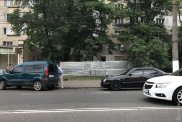 К девятиэтажке на Черняховского пристраивают помещение: жильцы возмущены