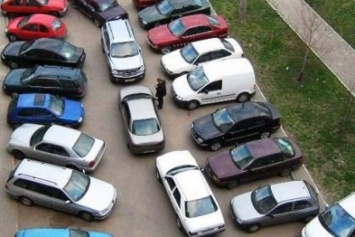 В Симферополе угнанный грузовик протаранил около десятка припаркованных во дворе машин (ВИДЕО)