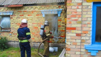 Из пожара в жилом доме на Киевщине спасена женщина