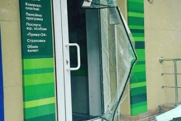 В одном из гордов Днепропетровской области в отделении «ПриватБанка» устроили погром (ФОТО)