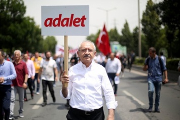 Оппозиция в Турции вышла на 400-километровый марш против политически мотивированных решений судов