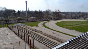 В Олешках начали ремонт стадиона «Старт»