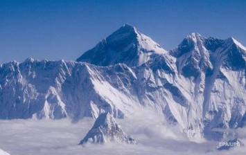 На Эвересте собрали пять тонн мусора
