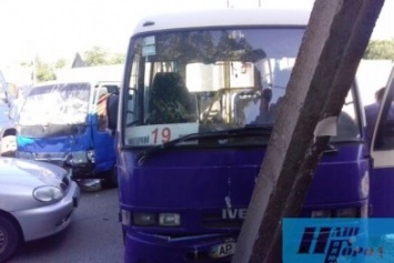 В Мелитополе грузовик врезался в маршрутный автобус: есть пострадавшие, - ФОТО