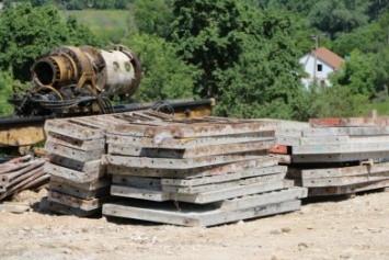 На аварийной трассе в Севастополе строят подпорную стену (ФОТО)