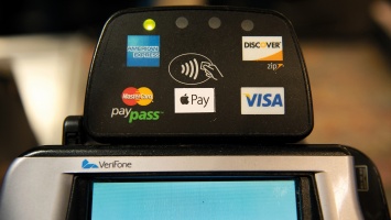 Снимать деньги из российских банкоматов будет можно при помощи Apple Pay