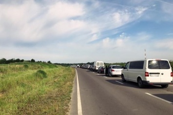 На границе Украины и Польши образовалась огромная очередь: появилось фото
