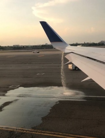 Рейс United Airlines отменили после того, как пассажир увидел, как из крыла вытекает топливо (видео)