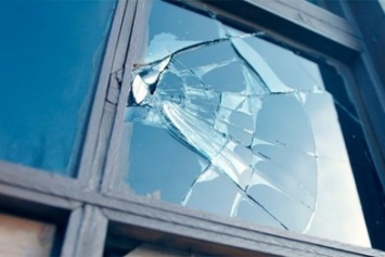 В Покровске неизвестные хулиганы побили окна в школе