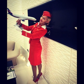 Анонимная стюардесса рассказала о заоблачной зарплате, суевериях и подготовке в Аэрофлоте