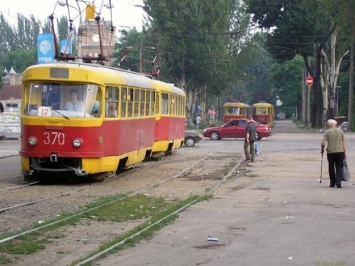 Холодное оружие: в запорожском трамвае напоровшись на вилы умер пассажир