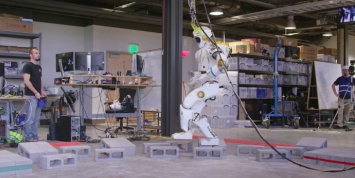 Видеофакт: робот Valkyrie осторожно прошелся по кочкам