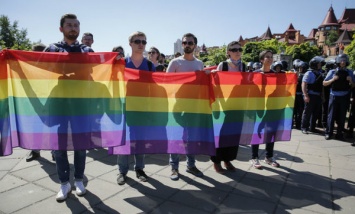 В обнимку с "геем": в Киеве появились неоднозначные билборды националистов (фото)