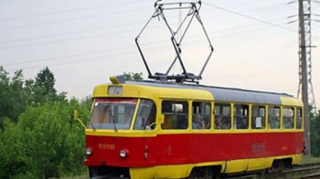 В запорожском трамвае мужчина упал на вилы и умер