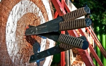 Жители Днепропетровщины метали ножи на меткость