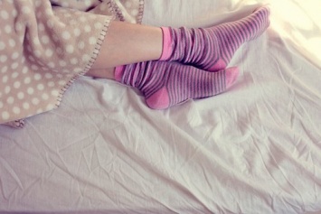 Ученые: Перед сном людям нужно надевать носки