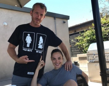 Муж Чудо-женщины сделал себе уникальную футболку с изображением жены