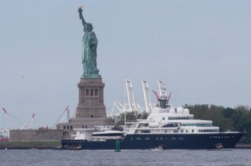 Российский миллиардер «оккупировал» статую Свободы своей яхтой