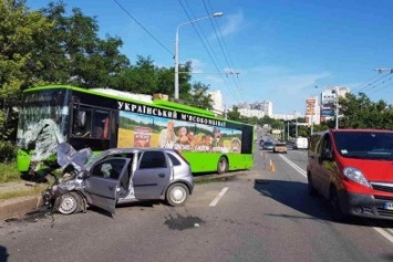 В Харькове "легковушка" врезалась в троллейбус: один человек погиб, пятеро пострадали (ФОТО)