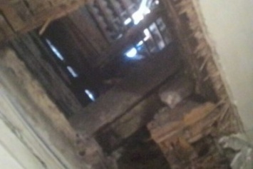 В центре Одессы в парадной дома рухнул потолок (ФОТО)