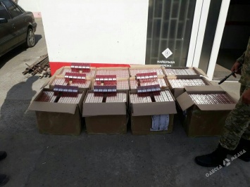 В Одесской области пограничники нашли 12 ящиков с сигаретами без акцизных марок (фото)