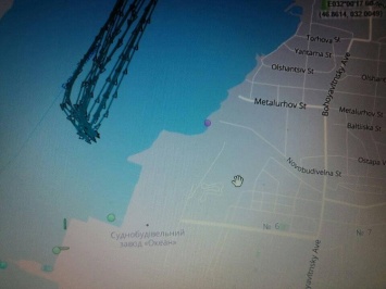 Судно «Северодвинский» продолжает свое грязное дело напротив яхт-клуба в Корабельном