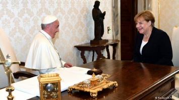 Меркель провела "воодушевляющую" беседу с папой римским