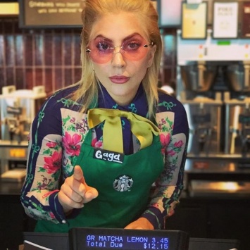 Леди Гага работает в Starbucks