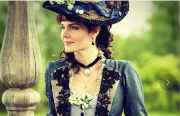 Зачем Елизавета Боярская выставила свою изумрудную шляпку на аукцион