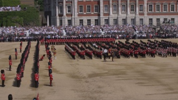 В Лондоне во время празднования дня рождения Елизаветы II произошло ЧП с гвардейцами