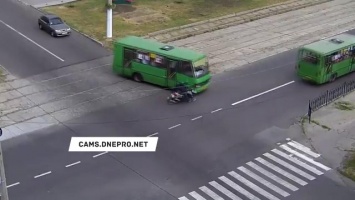 ВИДЕО ДТП в Каменском: маршрутка «отправила» мотоциклиста в больницу