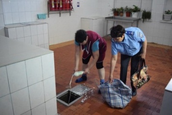 В Симферополе у стихийщиков отбирали молоко и выливали в канализацию (ФОТО)