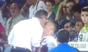 В Испании тренер ударил своего же футболиста головой в лицо после замены (ВИДЕО)