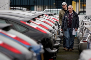 Сколько автомобилей купили украинцы с начала года