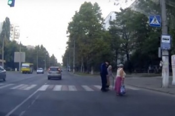 Непредсказуемый поступок одесского полицейского поверг водителей в ступор (ВИДЕО)
