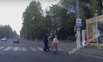 Одесский полицейский остановил авто, чтобы перевести через дорогу старушек