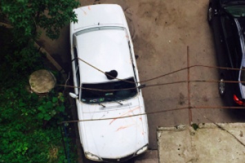 Окровавленная машина в Донецке: "Семейная ссора, так бывает"