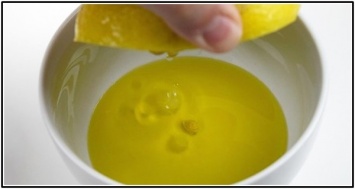 Выжмите 1 лимон и смешайте с 1 столовой ложкой оливкового масла, и вы запомните этот трюк на всю оставшуюся жизнь!