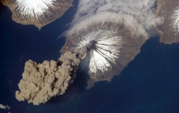 Вулкан на Камчатке выбросил 15-километровый столб пепла